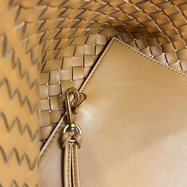 보테가베네타 미디엄 까바백 [매장가 1145만원대]