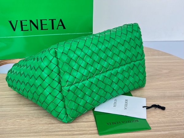 보테가베네타 미니 까바 [매장가 680만원대]