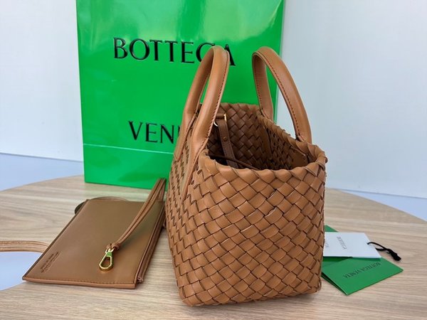 보테가베네타 미니 까바 [매장가 680만원대]