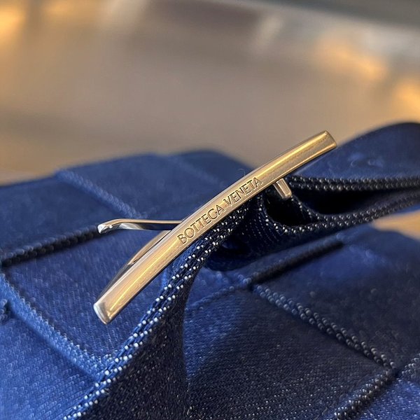 보테가베네타 데님 카세트백 [매장가 330만원대]