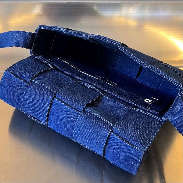 보테가베네타 데님 카세트백 [매장가 330만원대]