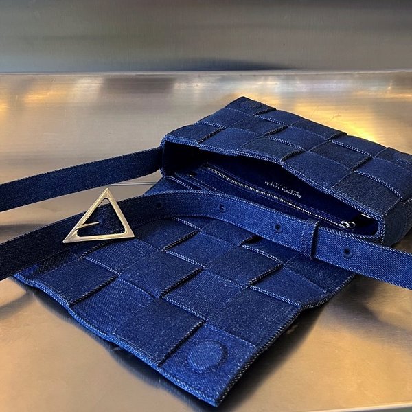 보테가베네타 데님 카세트백 [매장가 330만원대]