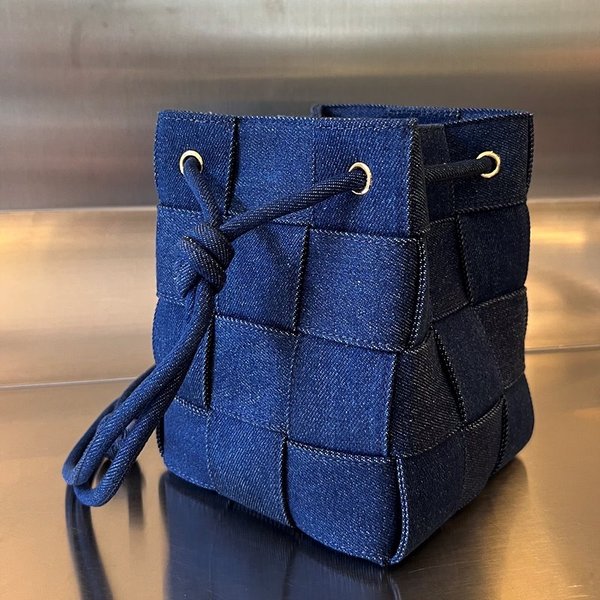 보테가베네타 데님 카세트 버킷백 [매장가 214만원대]