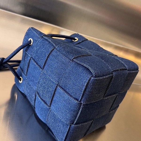 보테가베네타 데님 카세트 버킷백 [매장가 214만원대]