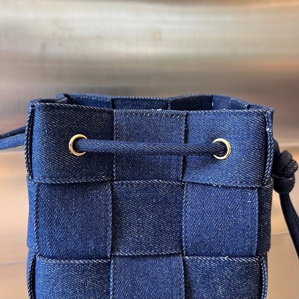 보테가베네타 데님 카세트 버킷백 [매장가 214만원대]