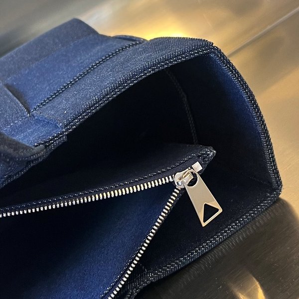 보테가베네타 데님 아르코 토트백 [매장가 340만원대]