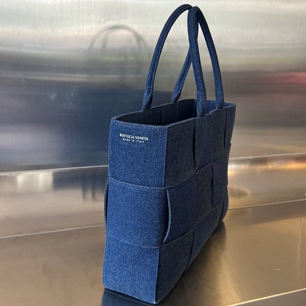 보테가베네타 데님 아르코 토트백 [매장가 340만원대]