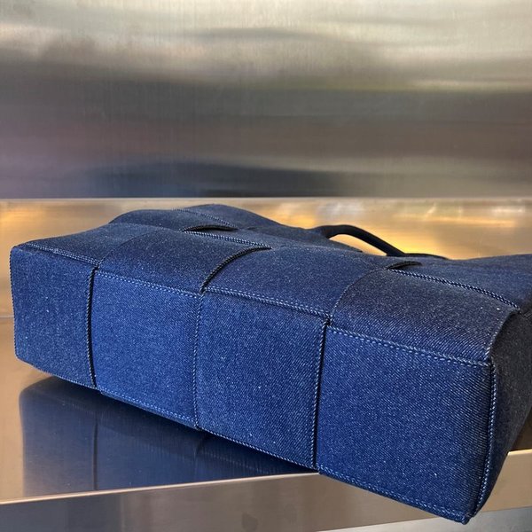 보테가베네타 데님 아르코 토트백 [매장가 340만원대]