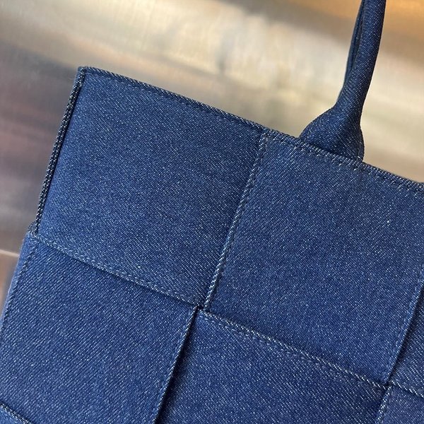 보테가베네타 데님 아르코 토트백 [매장가 340만원대]