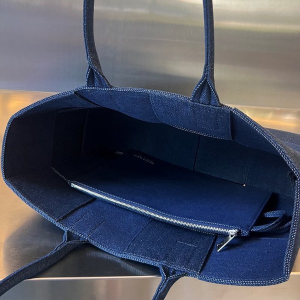 보테가베네타 데님 아르코 토트백 [매장가 340만원대]