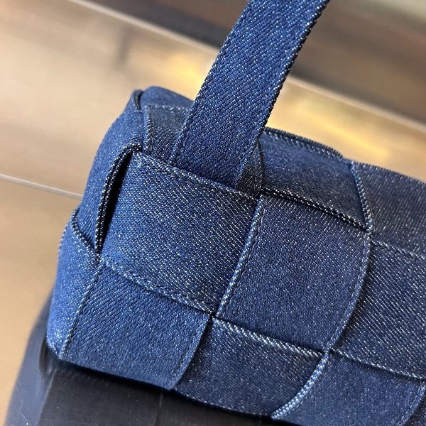 보테가베네타 데님 브릭 카세트 숄더백 [매장가 320만원대]