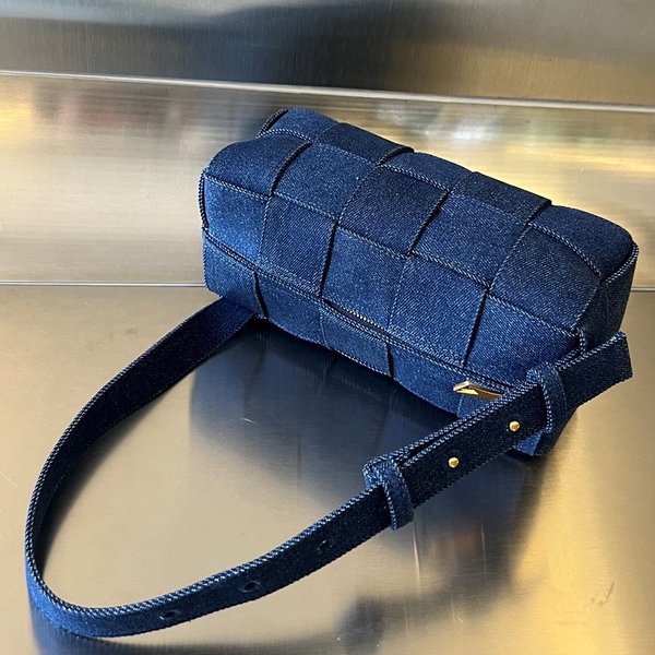 보테가베네타 데님 브릭 카세트 숄더백 [매장가 320만원대]