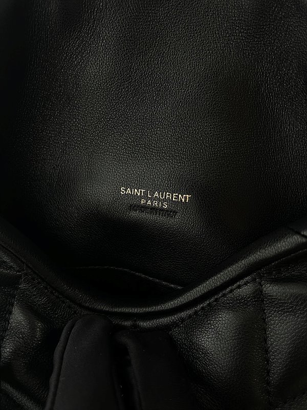 생로랑 퀄티드 램스킨 퍼퍼 스몰 파우치 [매장가 130만원대]