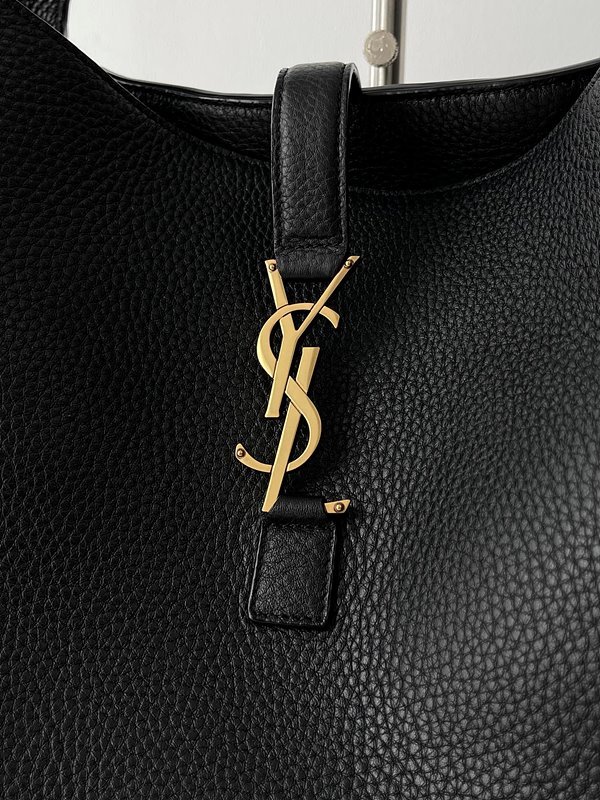 생로랑 유연한 디어스킨 소재의 BEA [매장가 480만원대]