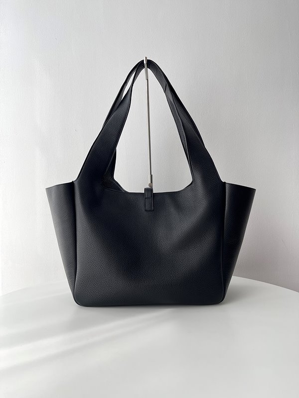 생로랑 유연한 디어스킨 소재의 BEA [매장가 480만원대]