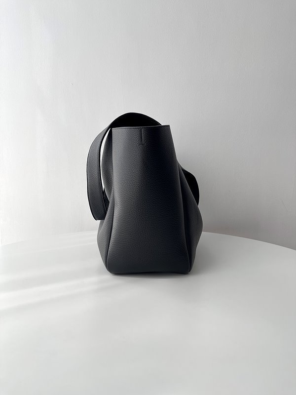 생로랑 유연한 디어스킨 소재의 BEA [매장가 480만원대]