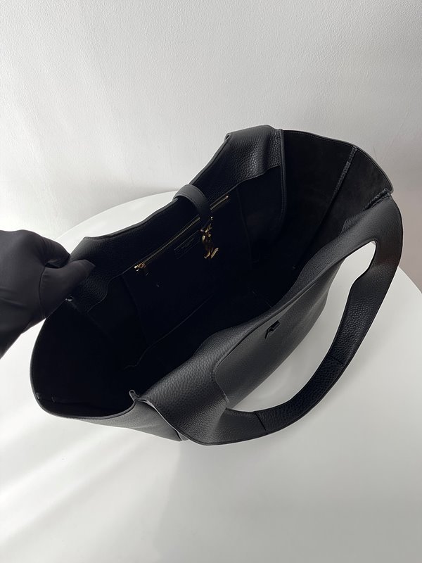 생로랑 유연한 디어스킨 소재의 BEA [매장가 480만원대]