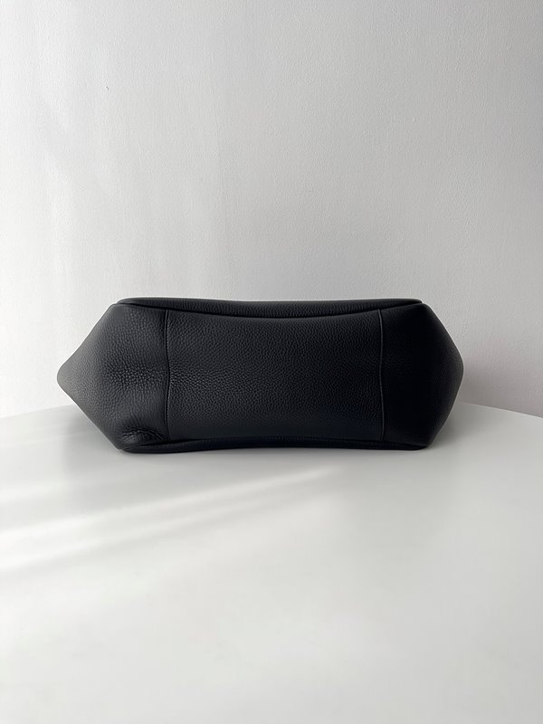 생로랑 유연한 디어스킨 소재의 BEA [매장가 480만원대]