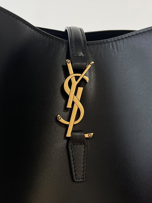 생로랑 유광 가죽 소재의 LE 37 [매장가 370만원대]