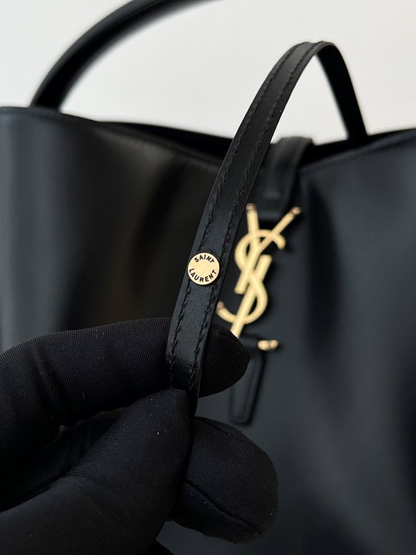 생로랑 유광 가죽 소재의 LE 37 [매장가 370만원대]