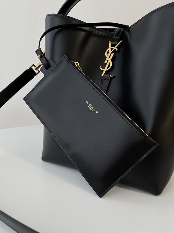 생로랑 유광 가죽 소재의 LE 37 [매장가 370만원대]