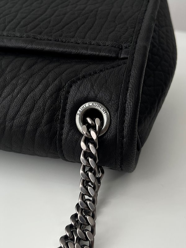 생로랑 그레인 램스킨 소재의 NIKI 베이비백 [매장가 440만원대]