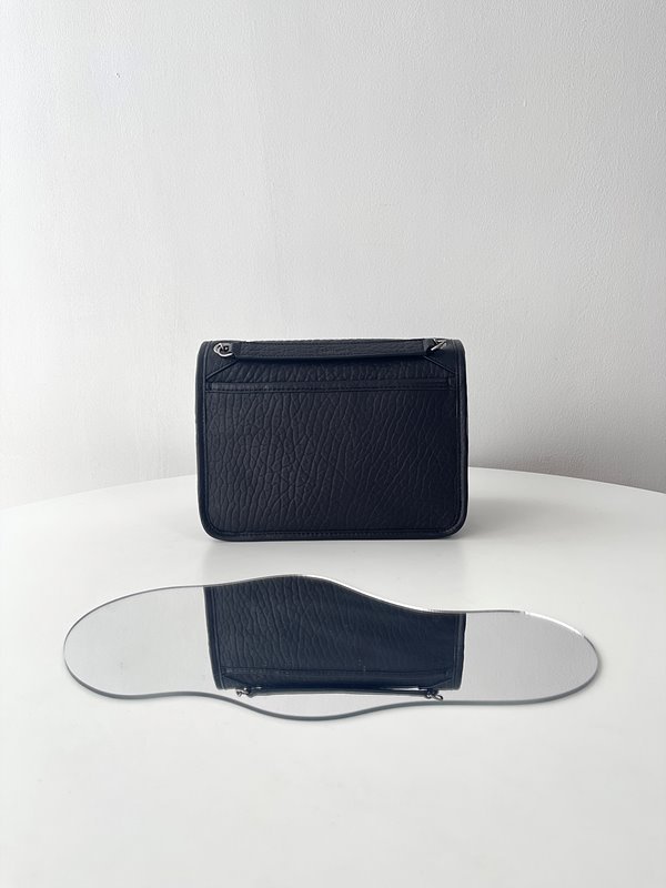 생로랑 그레인 램스킨 소재의 NIKI 베이비백 [매장가 440만원대]