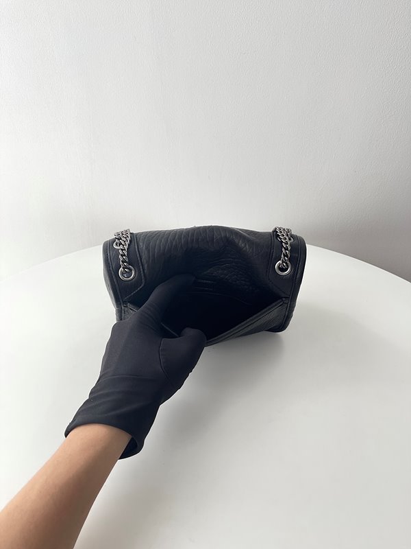 생로랑 그레인 램스킨 소재의 NIKI 베이비백 [매장가 440만원대]