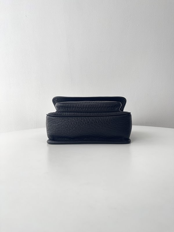 생로랑 그레인 램스킨 소재의 NIKI 베이비백 [매장가 440만원대]