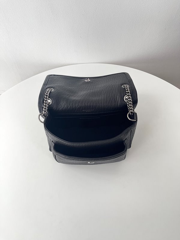 생로랑 그레인 램스킨 소재의 NIKI 베이비백 [매장가 440만원대]