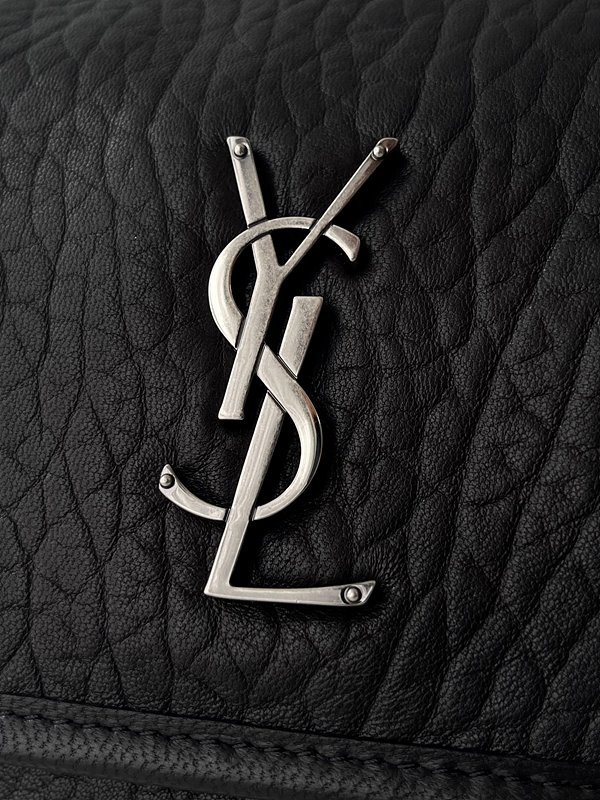 생로랑 그레인 램스킨 소재의 NIKI 베이비백 [매장가 440만원대]