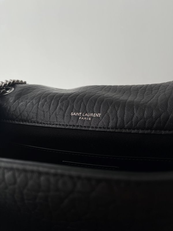 생로랑 그레인 램스킨 소재의 NIKI 베이비백 [매장가 440만원대]