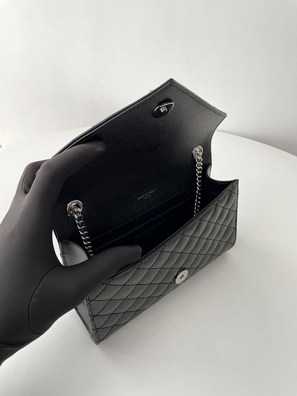 생로랑 그랑 드 뿌드르 퀄팅 가죽 ENVELOPE 스몰 [매장가 350만원대]