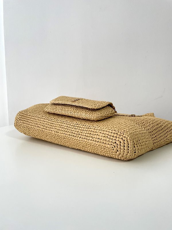 생로랑 라피아 크로셰 및 빈티지 베지터블 태닝 가죽 소재의 ICARE 맥시 쇼퍼백 [매장가 729만원대]