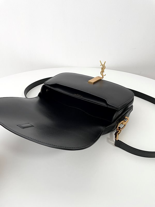 생로랑 박스 생 로랑 소재의 VOLTAIRE [매장가 398만원대]