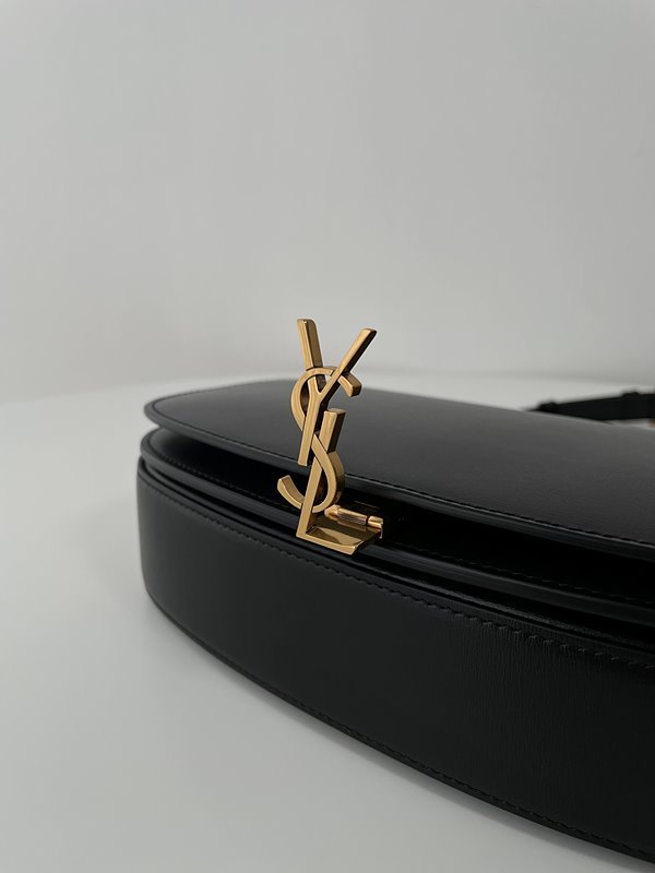 생로랑 박스 생 로랑 소재의 VOLTAIRE [매장가 398만원대]