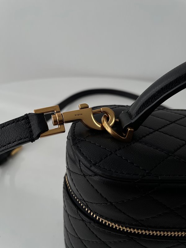 생로랑 양가죽 GABY 화장대 가방 [매장가 275만원대]