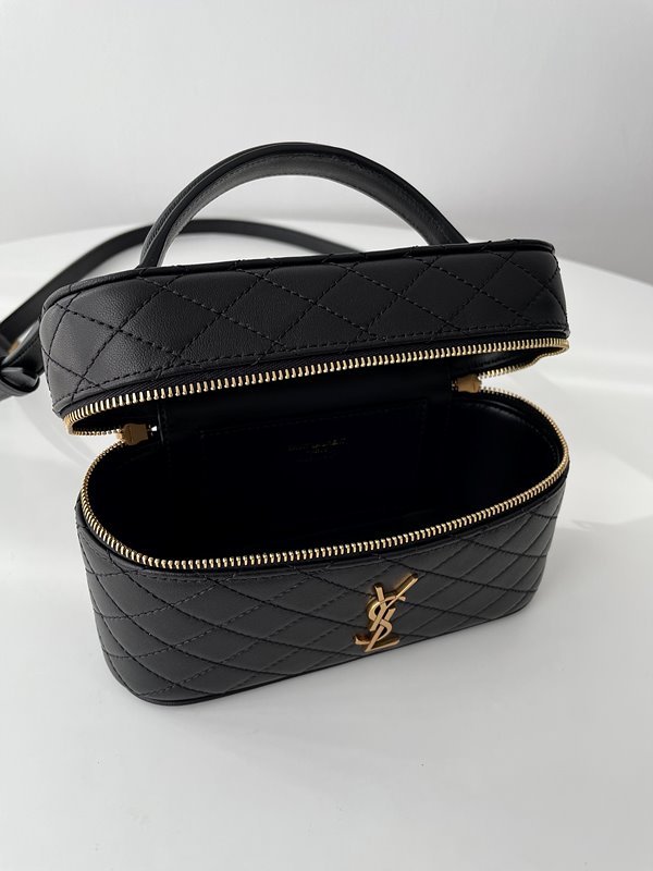 생로랑 양가죽 GABY 화장대 가방 [매장가 275만원대]