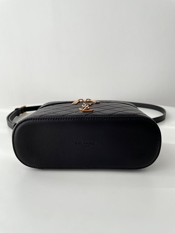 생로랑 양가죽 GABY 화장대 가방 [매장가 275만원대]