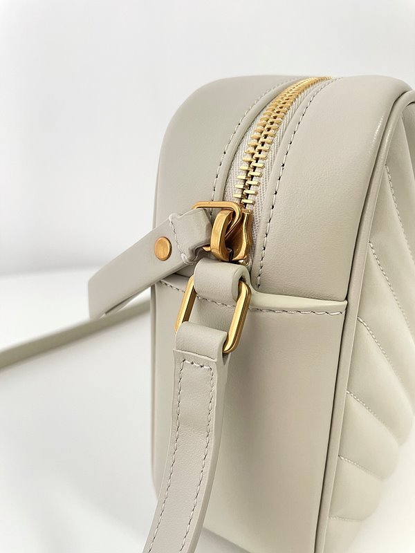 생로랑 퀼트 처리된 가죽 소재의 LOU 카메라백 [매장가 255만원대]