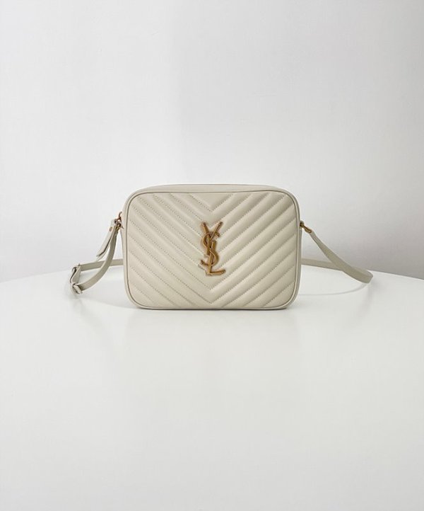 생로랑 퀼트 처리된 가죽 소재의 LOU 카메라백 [매장가 255만원대]