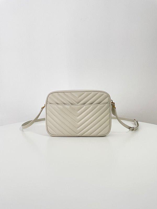 생로랑 퀼트 처리된 가죽 소재의 LOU 카메라백 [매장가 255만원대]