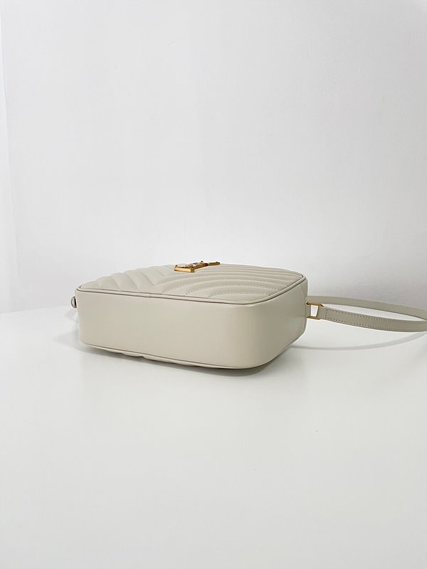 생로랑 퀼트 처리된 가죽 소재의 LOU 카메라백 [매장가 255만원대]