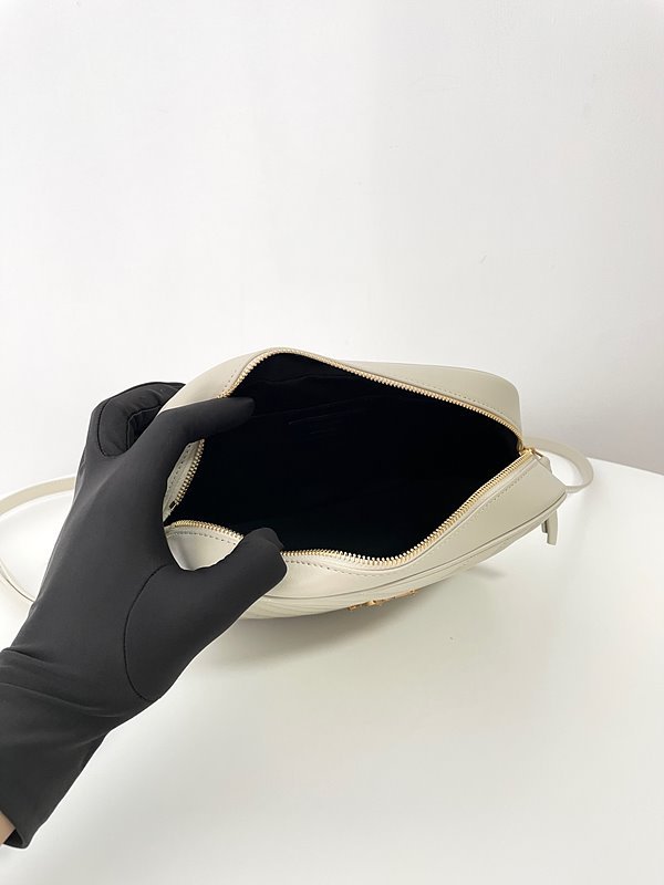 생로랑 퀼트 처리된 가죽 소재의 LOU 카메라백 [매장가 255만원대]