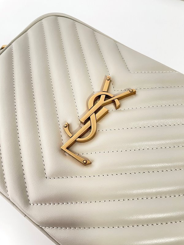 생로랑 퀼트 처리된 가죽 소재의 LOU 카메라백 [매장가 255만원대]