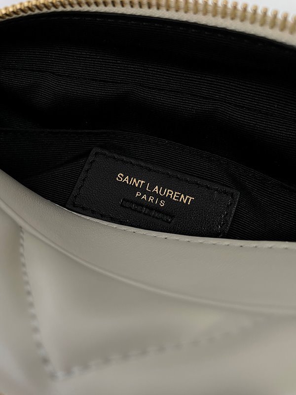 생로랑 퀼트 처리된 가죽 소재의 LOU 카메라백 [매장가 255만원대]