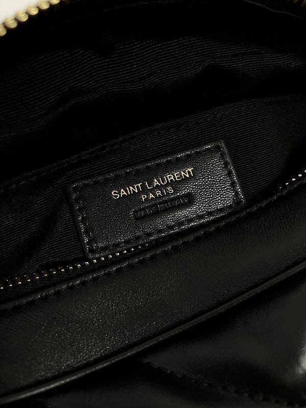 생로랑 퀼트 처리된 가죽 소재의 LOU 카메라백 [매장가 255만원대]