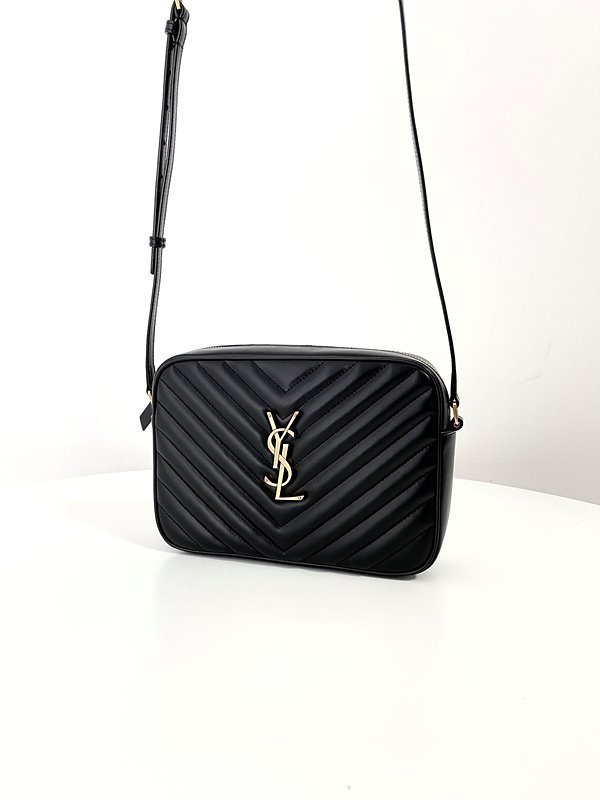 생로랑 퀼트 처리된 가죽 소재의 LOU 카메라백 [매장가 255만원대]