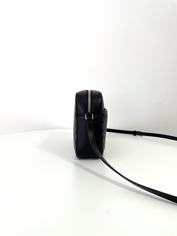 생로랑 퀼트 처리된 가죽 소재의 LOU 카메라백 [매장가 255만원대]