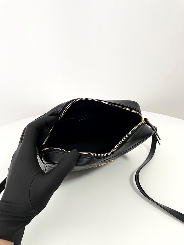 생로랑 퀼트 처리된 가죽 소재의 LOU 카메라백 [매장가 255만원대]